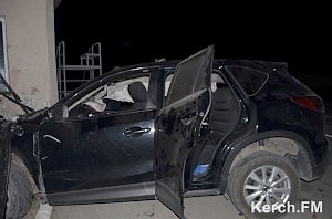 В Керчи в ночное время иномарка влетела в здание переправы. Пострадали трое