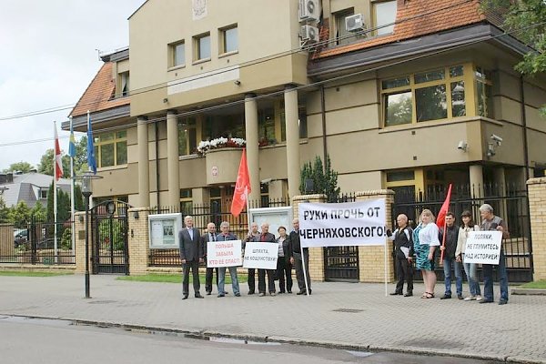 Калининградские коммунисты протестуют против готовящегося сноса в Польше памятника генералу Черняховскому