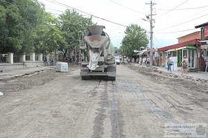 В Столице Крыма на месте снесенного рынка начали укладывать тротуарную плитку