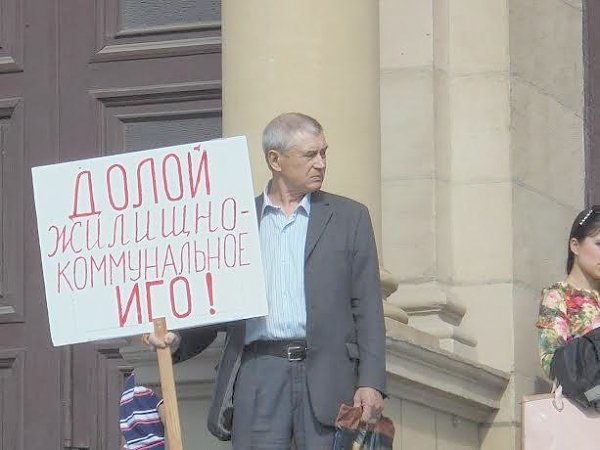 И один в поле воин, если он коммунист. Одиночный пикет под лозунгом «Долой жилищно-коммунальное иго!» в Калининграде