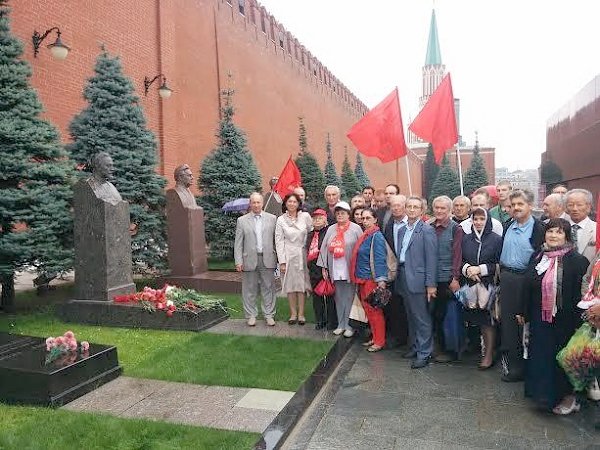 Московские коммунисты возложили цветы к могиле Ф.Э. Дзержинского у кремлевской стены