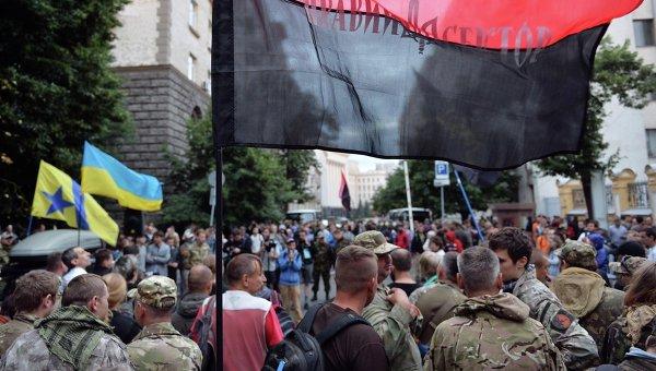 Немецкий аналитик: неонацисты готовы с оружием идти маршем на Киев