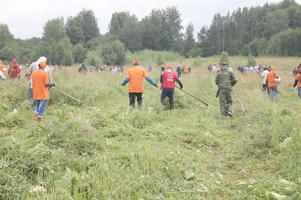 Свердловские коммунисты приняли участие в конкурсе косарей