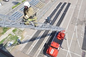 Симферопольские спасатели провели занятия по пожарно-строевой подготовке