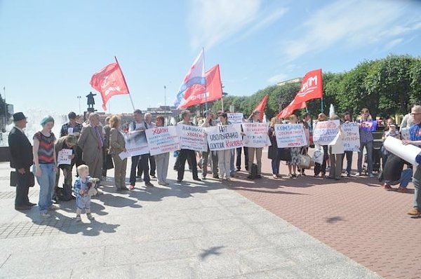 Ленинградские коммунисты вышли на пикет вместе с медиками «скорой помощи»