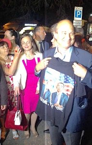 Французский сенатор на набережной Ялты с улыбкой примерял футболку, оскорбляющую Обаму