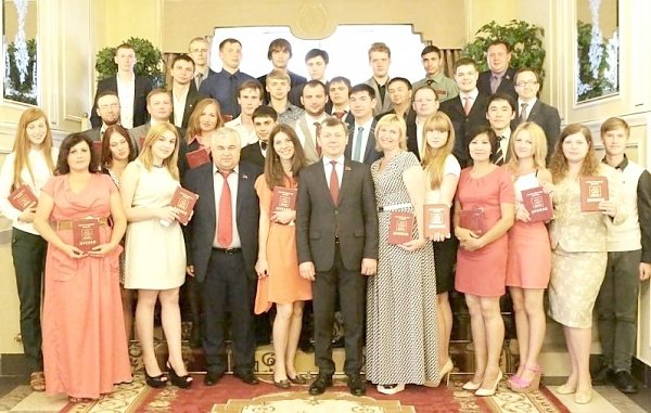 Д.Г. Новиков вручил дипломы выпускникам Центра политической учёбы