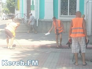 В Керчи на улице Ленина мыли тротуарную плитку