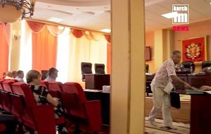 В Керчи депутат покинул зал во время сессии городского совета из-за отказа рассмотреть решение