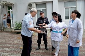 Сотрудники ялтинской станции «скорой медицинской помощи» поблагодарили полицейских за профессионализм и помощь