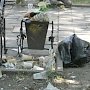 Сквер им. Дыбенко в Столице Крыма вторую неделю утопает в мусоре