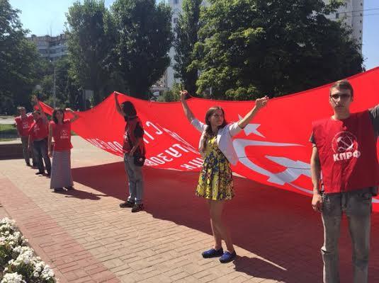 Коммунисты и комсомольцы провели для белгородцев памятную «фотосессию» в День города