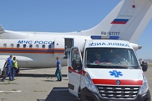 Спецборт МЧС России совершает санитарную эвакуацию четырех человек из Крыма
