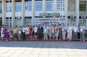 Ялтинские власти открыли обновленную городскую Доску почета