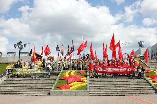 Журавлики для Садако. Свердловские коммунисты почтили память жертв атомных бомбардировок Хиросимы и Нагасаки Маршем Мира