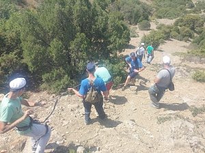 Под Судаком спасли троих парней, забравшихся на скалы