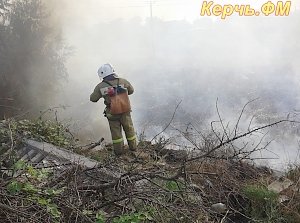 В Керчи потушили пожар возле гаражного кооператива