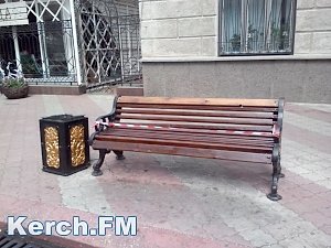 В Керчи на улице Ленина красили скамейки