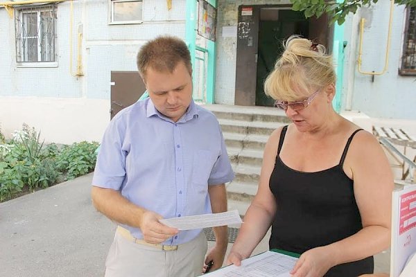 Депутат-коммунист Дмитрий Коломиец помогает жильцам многоквартирного дома в Краснодаре разобраться в правомочности действий управляющей компании