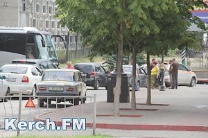 В Керчи учебный автомобиль попал в аварию, движение транспорта затрудненно