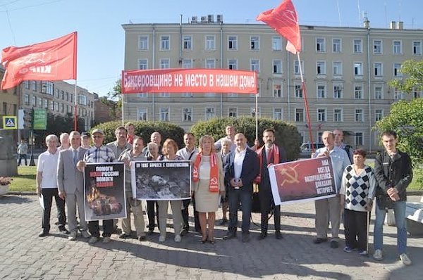 Антифашистский комитет Санкт-Петербурга провел пикет у здания Генконсульства Украины