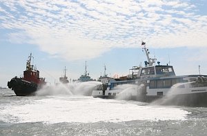 В акватории Керченского морского торгового порта прошли учения по тушению пожара на пассажирском судне