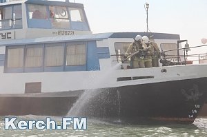 В Керчи спасатели тушили пассажирское судно