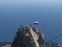 Ведущие крымские спортсмены водрузили флаги Российской Федерации на горе Ай-Петри