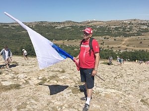Крымские альпинисты водрузили флаги Российской Федерации на Ай-Петри