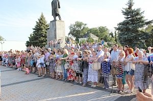 На День государственного флага России в Керчи провели флешмоб и рисовали триколор на лицах