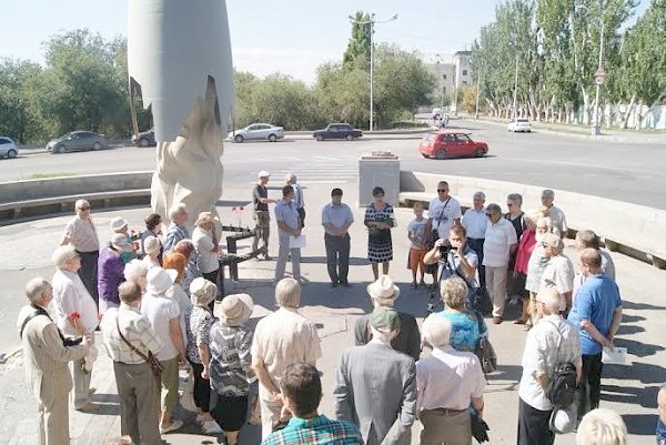 Волгоградская область. Коммунисты возложили цветы в память о жертвах бомбардировки Сталинграда