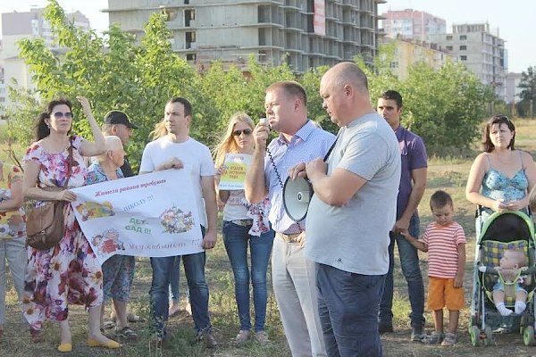 Депутат-коммунист вместе с жителями двух жилых массивов в Краснодаре требует от городской мэрии выполнения своих обязательств