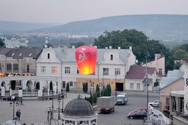 Комсомольцы Черновцов запустили в небо летающие фонари в цветах знамени УССР и СССР