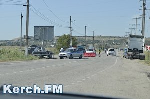 На территорию Керченской паромной переправы не пускают транспорт