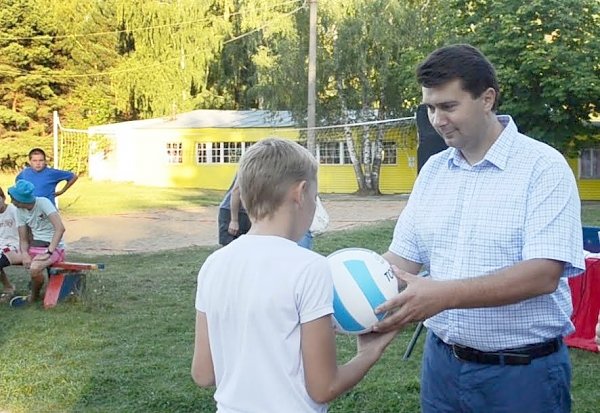 Депутат-коммунист Олег Лебедев наградил участников турнира по волейболу в Тульской области