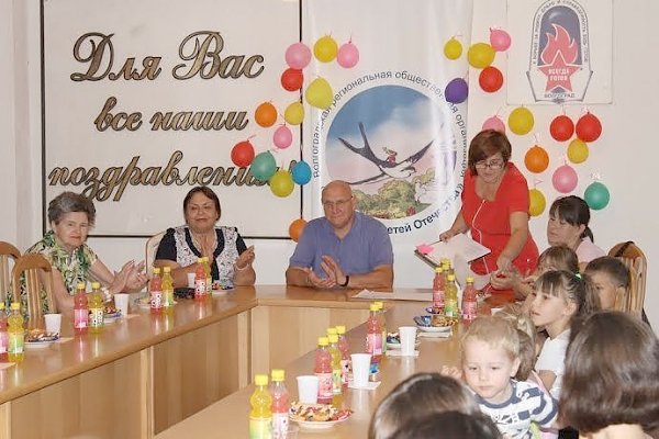 Волгоградская область. Коммунисты поздравили будущих первоклассников и их родителей с наступающим Днем знаний