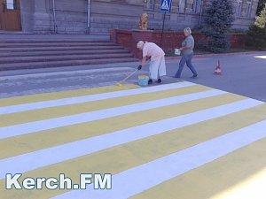 В Керчи пешеходные переходы красят в желто-белый цвет
