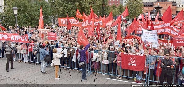 «Либеральное правительство – в отставку! Долой власть капитала и олигархии!»