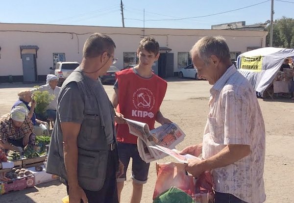 Тульская область. Молодые коммунисты города Щекино провели на городком рынке распространение газет "Правда", "Тульская Правда"