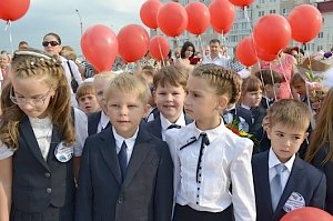 Первый вице-спикер крымского парламента Константин Бахарев поздравил столичных школьников и студентов с началом нового учебного года