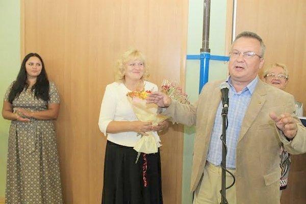 Первый секретарь Псковского обкома КПРФ Александр Рогов подарил печорским школьникам компьютер