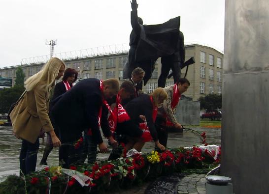 Коммунисты Тульской области возложили цветы к Вечному огню на площади Победы в Туле в честь 70-летия окончания Второй Мировой войны