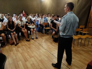 Сотрудники ОМВД России по Ленинскому району продолжают проводить профилактические беседы со школьниками