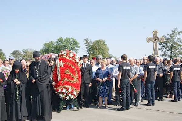 Делегация Северо-Осетинского Рескома КПРФ возложила венки и цветы к Мемориалу на месте школы № 1 города Беслан