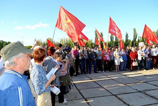 Самарская область. Коммунисты вывели жителей Тольятти на митинг в поддержку рабочих «АвтоВАЗагрегата»