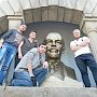 Комсомольцы Челябинска привели в порядок испорченный вандалами памятник Ленину