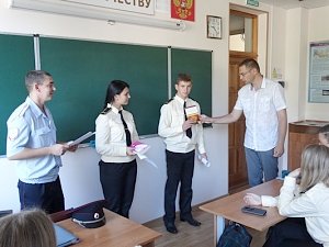 Сотрудники ОМВД России по Ленинскому району провели для школьников правовую викторину