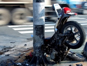 В Столице Крыма водитель мотоцикла «Хонда» врезался в столб