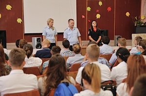 Сотрудники евпаторийской полиции проводят со школьниками города профилактические беседы