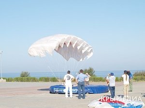 Севастопольский парашютный фестиваль принял спортсменов из ЕС и Донбасса